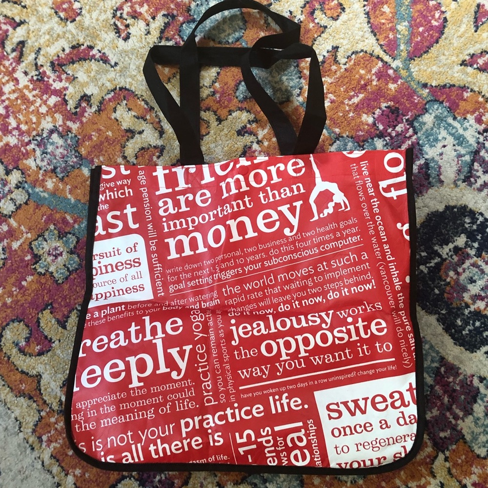 large lululemon reusable bag with snap.